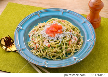 日式義大利麵配新鮮綠海帶、義大利麵配新鮮綠海帶、海萵苣、銀魚、罐裝鮪魚、煙燻鮭魚和蟹肉棒。 135126053