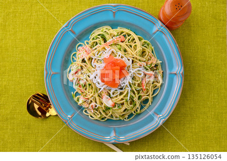 日式義大利麵配新鮮綠海帶、義大利麵配新鮮綠海帶、海萵苣、銀魚、罐裝鮪魚、煙燻鮭魚和蟹肉棒。 135126054