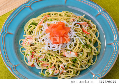 日式義大利麵配新鮮綠海帶、義大利麵配新鮮綠海帶、海萵苣、銀魚、罐裝鮪魚、煙燻鮭魚和蟹肉棒。 135126055