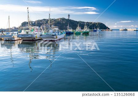 從片瀨漁港眺望神奈川縣江之島 135126068