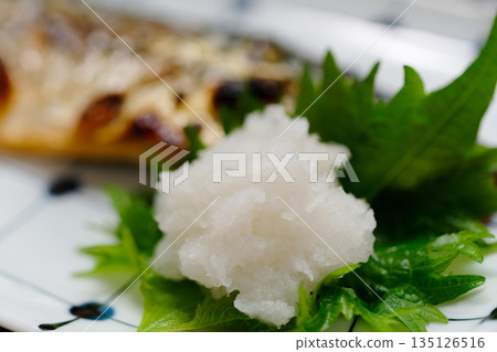 烤鹹鯖魚佐磨碎的白蘿蔔 烤鹹鯖魚佐磨碎的白蘿蔔 135126516