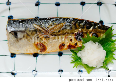 磨碎的白蘿蔔和烤鹹鯖魚 135126534