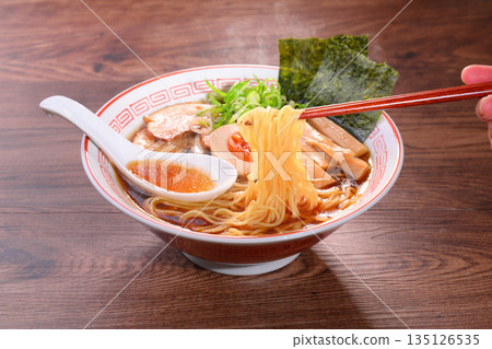 注意:蒸氣是人工的。用筷子夾面。拉麵,醬油拉麵,醬油拉麵,中式麵條。 注意:蒸氣是人工的。用筷子夾面。拉麵,醬油拉麵,醬油拉麵,中式麵條。 135126535