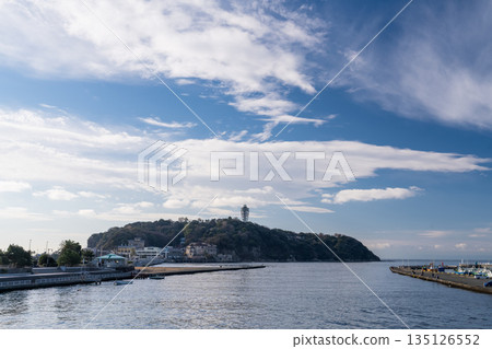 從片瀨漁港眺望神奈川縣江之島 從片瀨漁港眺望神奈川縣江之島 135126552