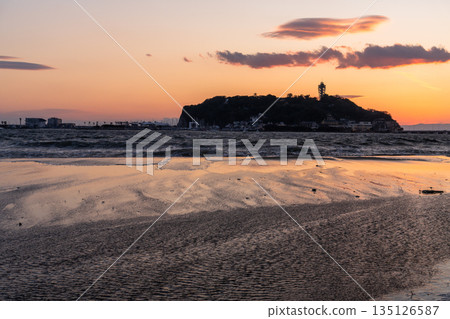 [神奈川縣]江之島/片瀨海岸黃昏的海灘 135126587