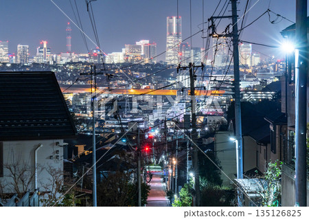 “神奈川縣”橫濱市中心和住宅區的城市夜景 135126825