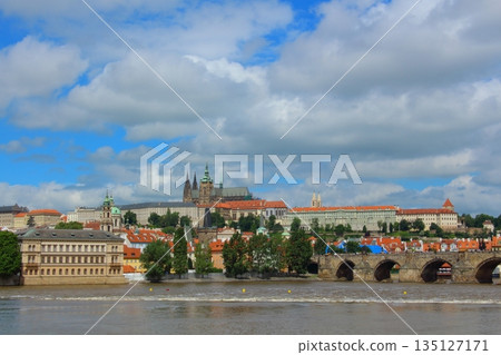 捷克共和國布拉格風光，布拉格城堡和查理大橋 135127171