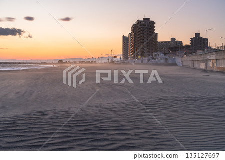 [神奈川縣]江之島/片瀨海岸黃昏的海灘 135127697