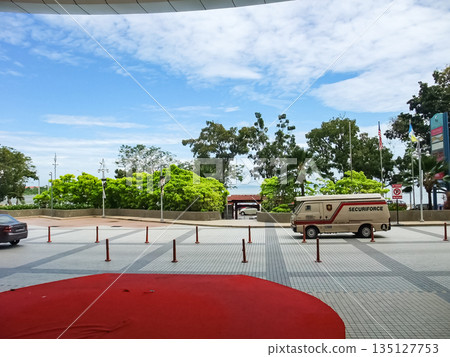 在馬來西亞檳城島葛尼廣場入口前 135127753