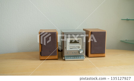 Vintage stereo system with wooden speakers on wooden tabletop Vintage stereo system with wooden speakers on wooden tabletop 135127927
