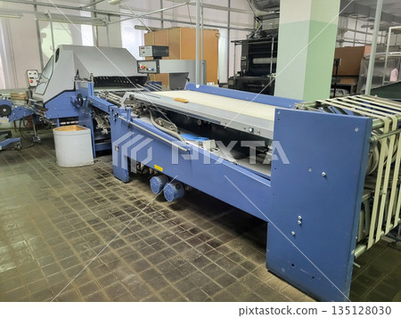 Professional industrial paper folding machine in printshop 135128030