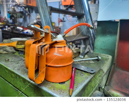 Industrial manual oil can 135128036