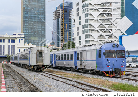 柬埔寨鐵路金邊站和火車 135128181