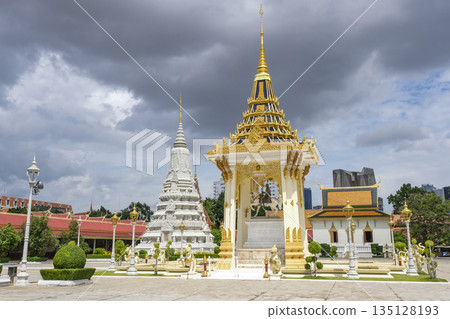 銀塔，一座毗鄰皇宮的佛教寺廟 135128193
