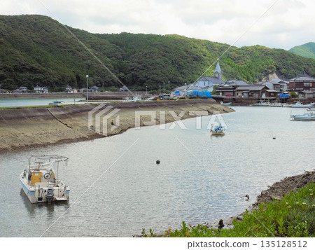 Scenery of Sakitsu Fishing Port (Amakusa City, Kumamoto Prefecture) 135128512