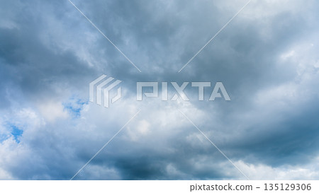 許多白雲在蔚藍的夏日天空中飄蕩 許多白雲在蔚藍的夏日天空中飄蕩 135129306