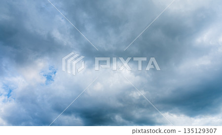 許多白雲在蔚藍的夏日天空中飄蕩 許多白雲在蔚藍的夏日天空中飄蕩 135129307