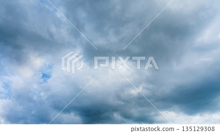許多白雲在蔚藍的夏日天空中飄蕩 135129308
