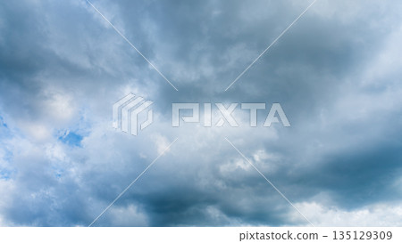 許多白雲在蔚藍的夏日天空中飄蕩 135129309