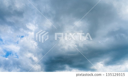 許多白雲在蔚藍的夏日天空中飄蕩 135129315