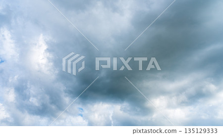 Many white clouds flowing in the summer blue sky Many white clouds flowing in the summer blue sky 135129333