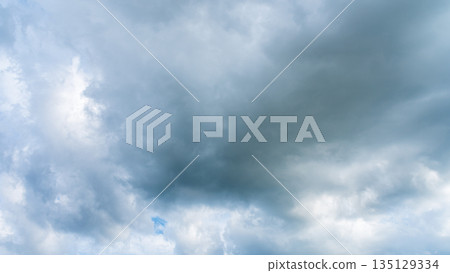 Many white clouds flowing in the summer blue sky Many white clouds flowing in the summer blue sky 135129334