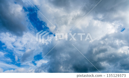 許多白雲在蔚藍的夏日天空中飄蕩 135129373