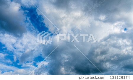 許多白雲在蔚藍的夏日天空中飄蕩 許多白雲在蔚藍的夏日天空中飄蕩 135129374