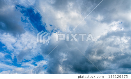 許多白雲在蔚藍的夏日天空中飄蕩 135129375