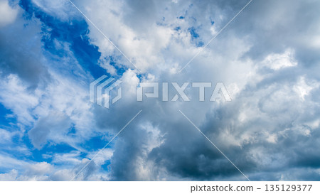 許多白雲在蔚藍的夏日天空中飄蕩 135129377