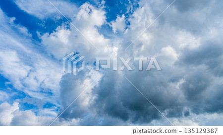 許多白雲在蔚藍的夏日天空中飄蕩 許多白雲在蔚藍的夏日天空中飄蕩 135129387
