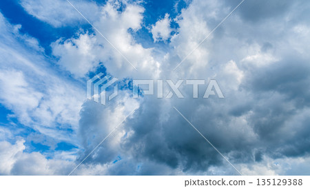 許多白雲在蔚藍的夏日天空中飄蕩 許多白雲在蔚藍的夏日天空中飄蕩 135129388