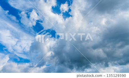 Many white clouds flowing in the summer blue sky Many white clouds flowing in the summer blue sky 135129390