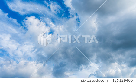 許多白雲在蔚藍的夏日天空中飄蕩 135129400