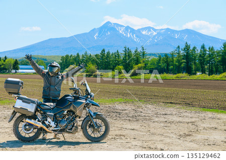 北海道的斜里山和自行車 135129462