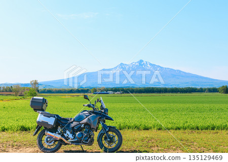 北海道的斜里山、麥田和摩托車 北海道的斜里山、麥田和摩托車 135129469