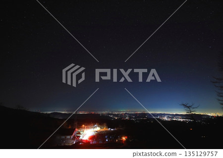 日光霧降高原的繁星點點和日光市的夜景 日光霧降高原的繁星點點和日光市的夜景 135129757