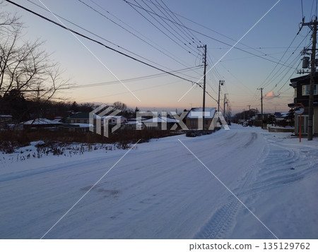 Narrow road (winter) 135129762