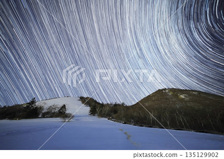 Trails of starry skies in the highlands in winter Trails of starry skies in the highlands in winter 135129902