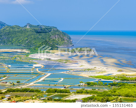 泰國中南部海岸潮灘和蔚藍大海的鳥瞰圖 / 泰國奎武里府 135131463