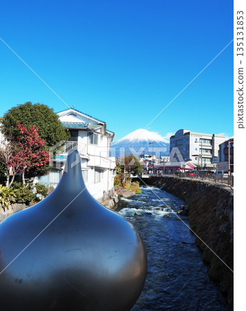 一月,從靜岡縣神田川眺望富士山。 一月,從靜岡縣神田川眺望富士山。 135131853
