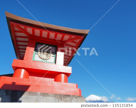 靜岡縣,富士宮淺間大社,大燈籠和富士山,1月 靜岡縣,富士宮淺間大社,大燈籠和富士山,1月 135131854