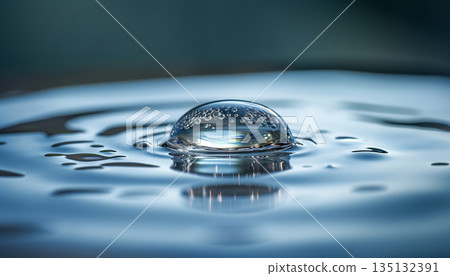 平靜水面上透明水滴的抽象背景 135132391