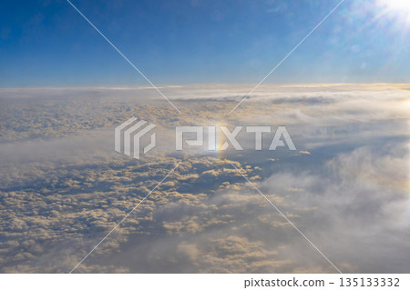 從空中看到的彩虹雲 135133332