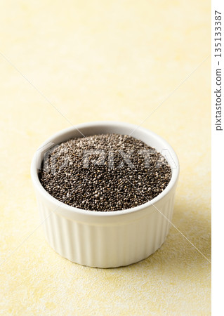 燉鍋裡的奇亞籽 燉鍋裡的奇亞籽 135133387