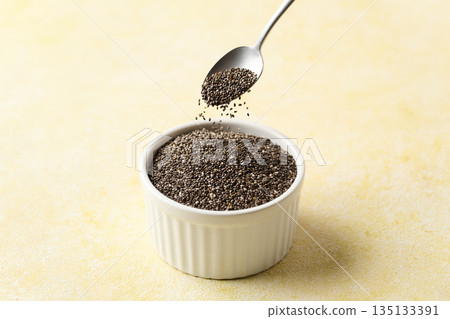 燉鍋裡的奇亞籽 135133391