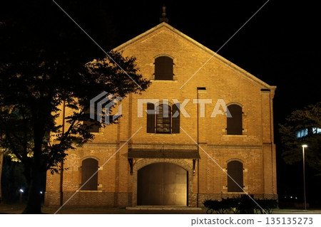 燈火通明的紅磚建築 135135273