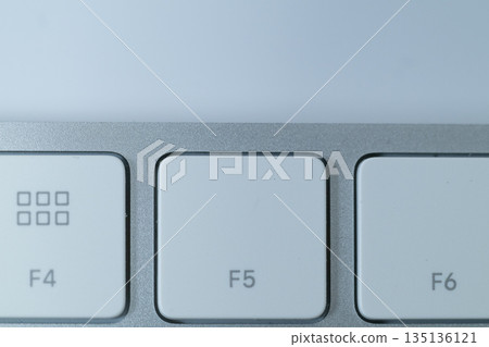 筆記型電腦鍵盤和邊距 135136121