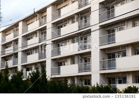 下午空蕩蕩的公寓大樓 135136191