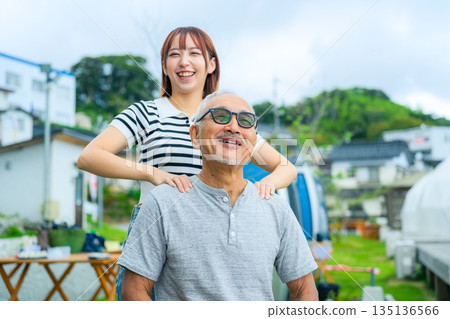 A woman gives a man a shoulder massage. (Photo courtesy of Oki Seaside Resort Miyabi) A woman gives a man a shoulder massage. (Photo courtesy of Oki Seaside Resort Miyabi) 135136566